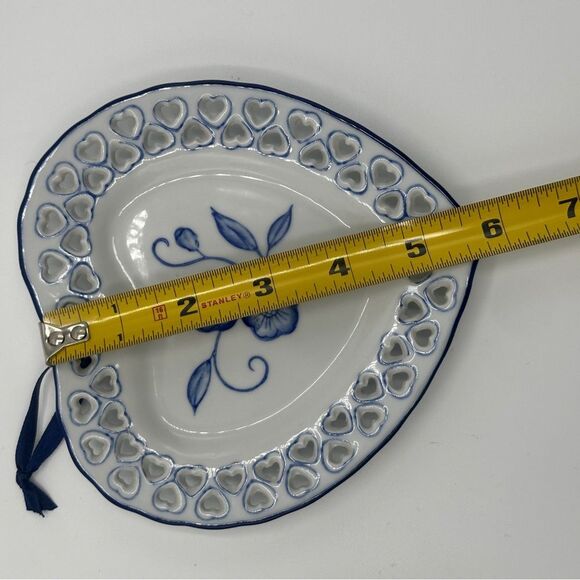 Set of 2 Blue & White Porcelain Hanging Plates - Floral Design - Picture 12 of 14